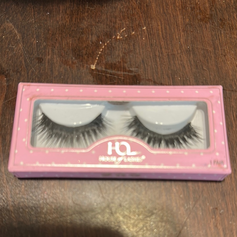 HQ Glamorous False Eyelashes in Pink Packaging